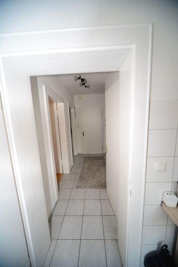 2 Zimmer Wohnung m. Echtholz Parkett EBK, ideal für Single oder Paar. 4. OG rechts – Flur