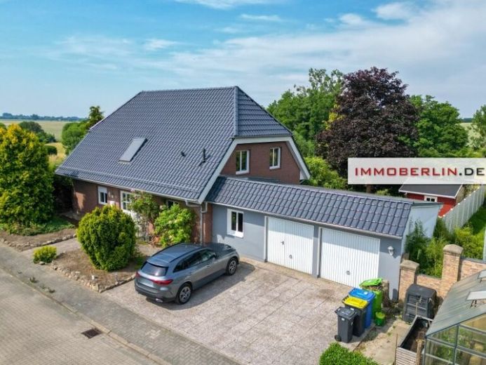 IMMOBERLIN.DE - Adrettes Haus mit Südwestgarten & Doppelgarage in ländlicher Lage – Foto 1