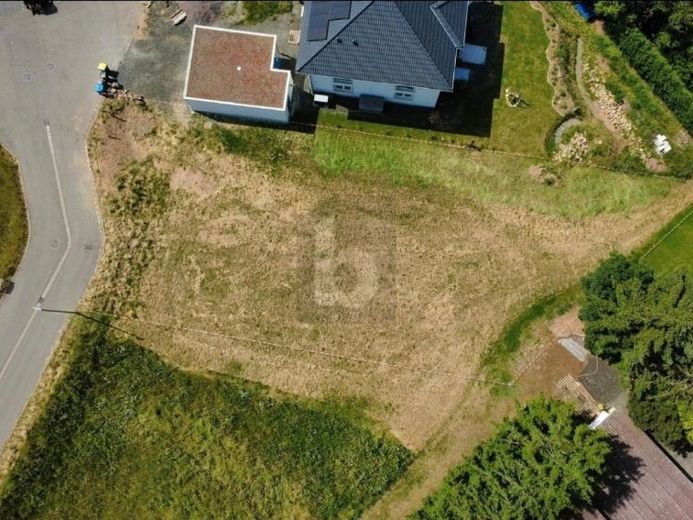 TERRAIN ENTIÈREMENT VIABILISÉ DANS UN CADRE VERDOYANT ! – Photo 1
