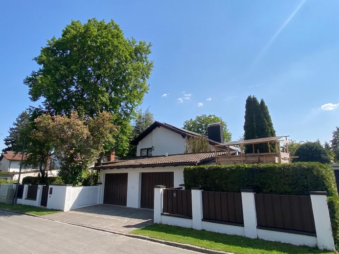 Ihr neues Zuhause in Grünwald: Großzügiges Einfamilienhaus ab Herbst verfügbar – Straßenansicht