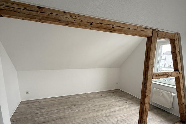 Schöne große Maisonette-Wohnung im 2-Parteien-Haus — 3 Zimmer + ausgebautes Dachgeschoss