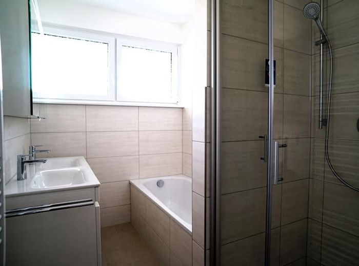 Erstbezug nach Sanierung: Modernes Wohnglück am Sonnenberg mit Weitblick &amp; Home-Office. – Blick ins Bad 2