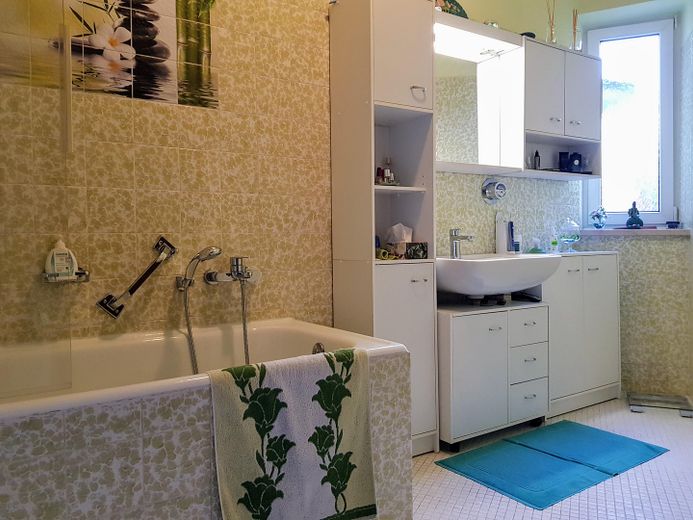 Kleinhadern - Helle Süd-Terrassenwohnung im Grünen zu verkaufen! – Freundliches Bad