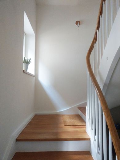 Exklusive, ruhige Wohnung in guter Lage – Treppenhaus zur Wohnung