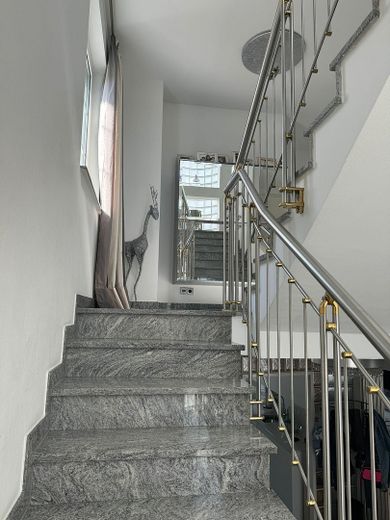 Exklusives Wohnen in bester Lage – Traumgarten mit Pool inklusive – TREPPENHAUS 1 OG