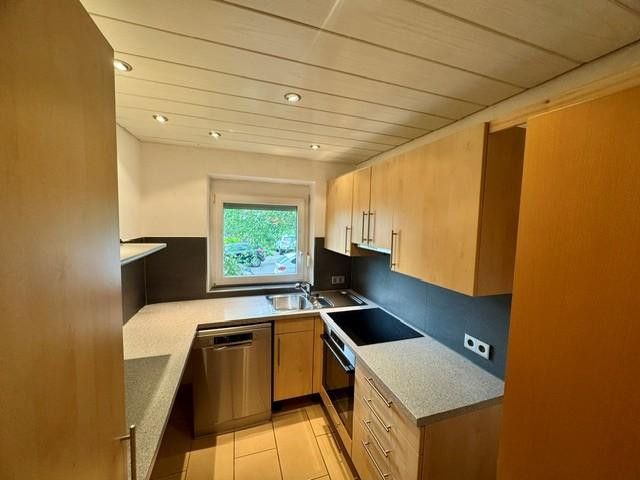 Verzorgd 4-kamer appartement met balkon en twee parkeerplaatsen – Küche