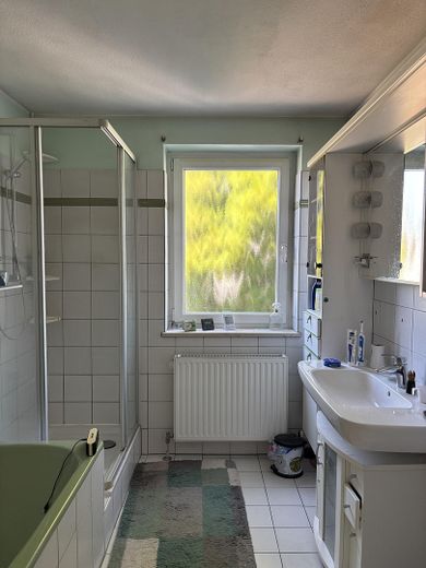 Gepflegtes Reihenmittelhaus mit Dachstudio, Südgarten und flexibler Raumaufteilung – Bad 1