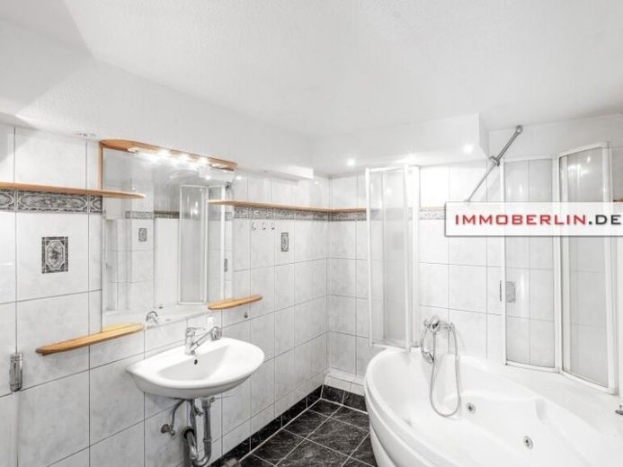 IMMOBERLIN.DE - Top location! Individual single-/two-family house with attractive expansion potential – Photo 1