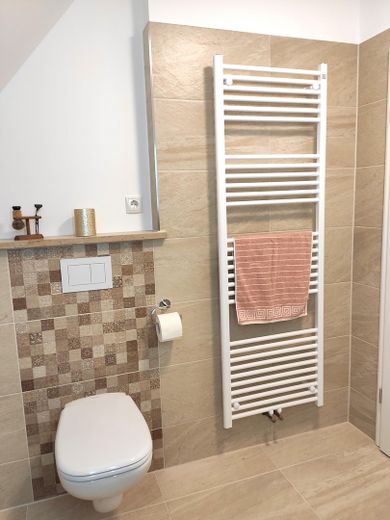Dachgeschoß-Maisonette-Wohnung 52 qm am Tilsiter Platz in Kiel-Ellerbek – Toilette und Handtuchheizung
