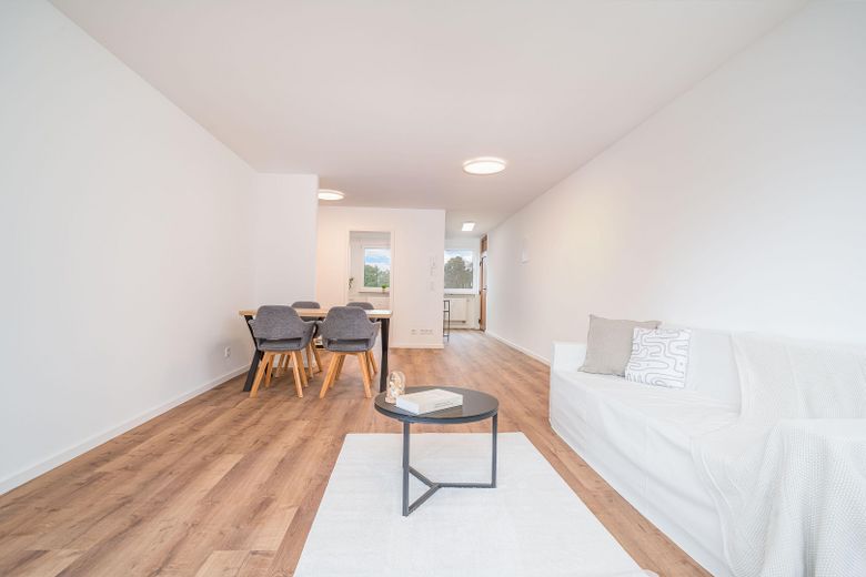 Appartement fraîchement rénové avec loggia à Nürnberg-Röthenbach – Wohn - und Essbereich