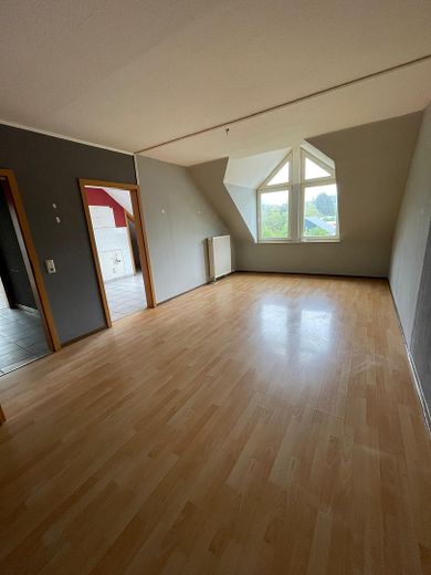 Freundliche 3-Zimmer-Dachgeschosswohnung mit Balkon und Stellplatz – Schlafzimmer 