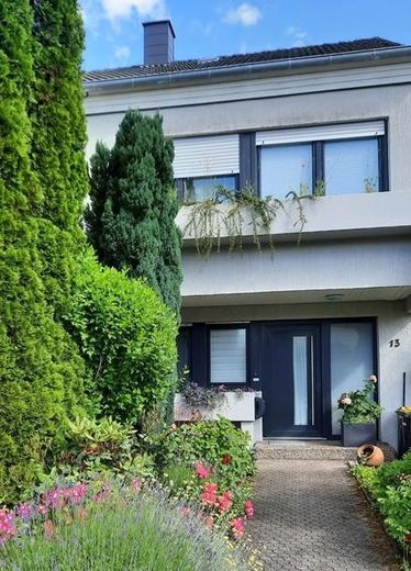 Strassenansicht-Hauseingang