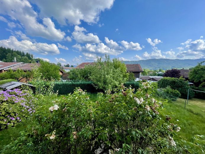 Teilbares Baugrundstück mit Bergblick – ideal für Doppelhaus/MFH oder EFH – Privatsphäre und Ausblick