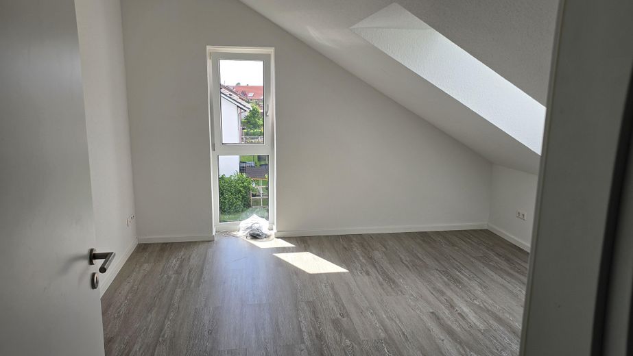 आधुनिक अटारी अपार्टमेंट – 62 m² – KfW55EE – बालकनी, तहखाना और पार्किंग – Schlafzimmer
