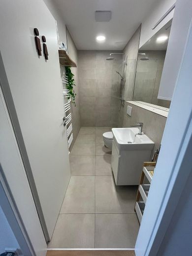 Appartement moderne au rez-de-chaussée, accessible aux personnes à mobilité réduite, avec jardin privatif – Badezimmer
