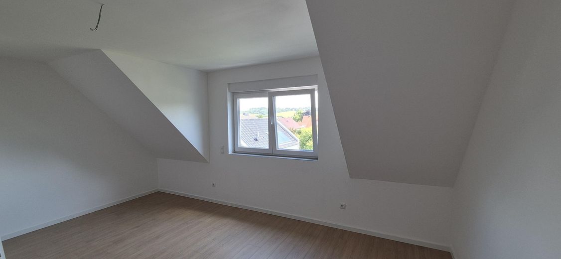Neubau-Reihenhaus mit Terrasse 140 m² Familienhaus mit sehr niedrigen Energiekosten (EH-40 + PV) – 3.Schlafzimmer DG