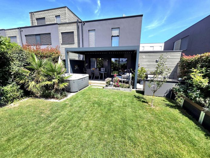 Exclusief vrijstaand huis met wellness-tuin & energieklasse A+ in het centrum van Pulheim – Gartenansicht