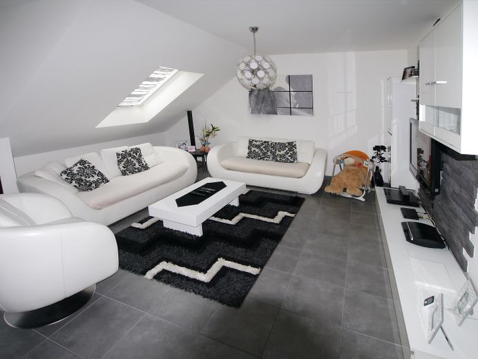 Lichtdurchflutetes Single-Schatzkästchen: Gehobene DG-Wohnung mit Balkon – WOHNEN