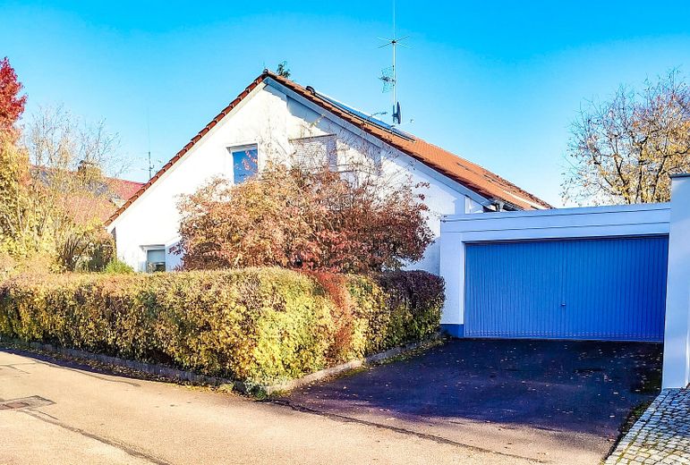 Doppelgarage mit Stellplätzen