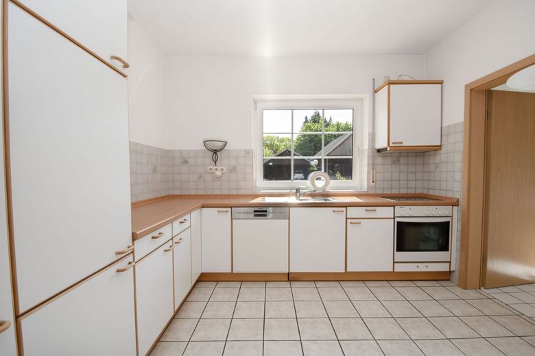 Großzügiges Einfamilienhaus mit Einliegerwohnung in ruhiger Sackgassenlage – Kastanienallee_13