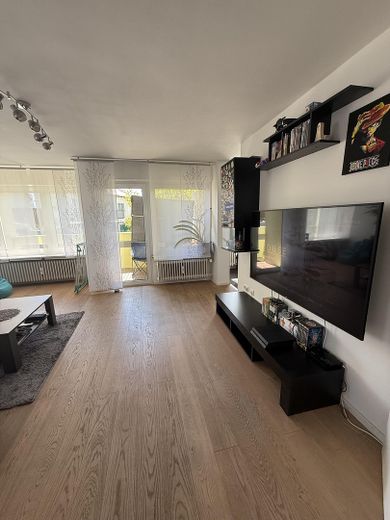 Wohnzimmer mit Balkonzugang