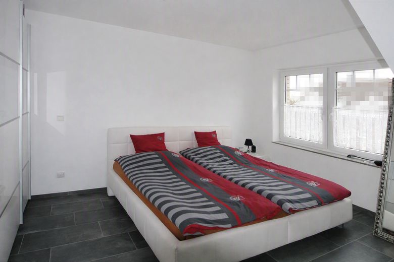Lichtdurchflutetes Single-Schatzkästchen: Gehobene DG-Wohnung mit Balkon – SCHLAFEN