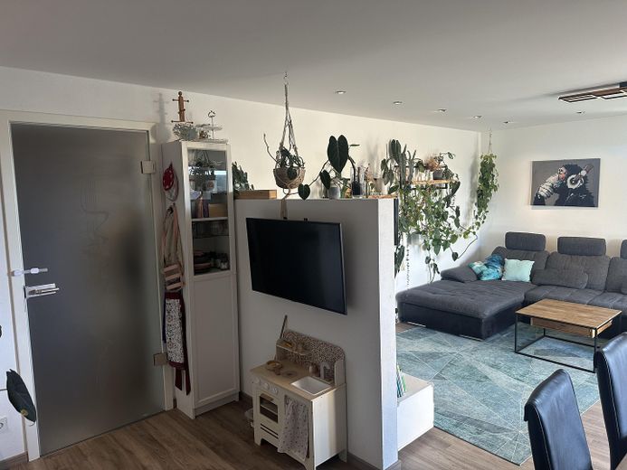 Klimaanlage! Smart-Home Traum in moderner 3-Zimmer Wohnung – Eingang Wohnzimmer