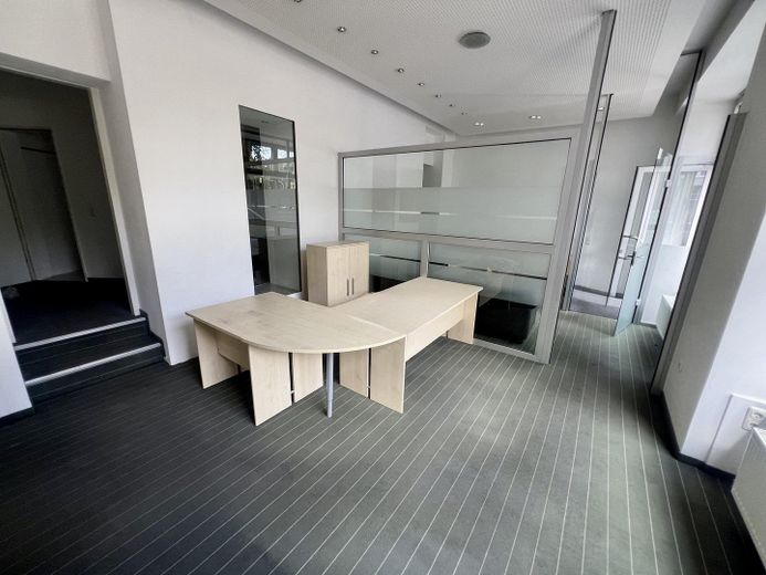 Representative ground-floor space in a central location – ideal as office, store, or showroom – Foto 2