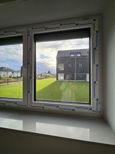 Grünfläche zwischen Häusern