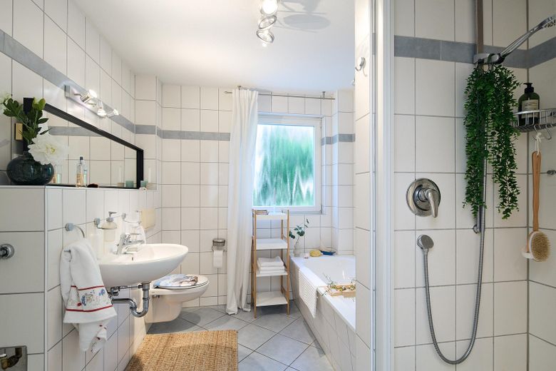 Highlight im Röthelheimpark - bezugsbereit, 4 Zimmer, großer Garten mit Pool – Bad mit Dusche und Badewanne