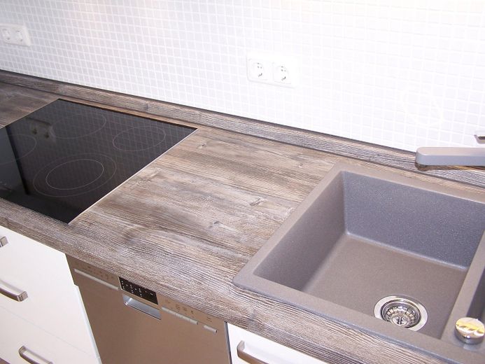 SCHWABING-WEST HELLE, MODERNISIERTE 2-ZIMMER-WOHNUNG MIT LOGGIA, SCHWIMMBAD UND GROSSER DACHTERRASSE – Details: Küchenarbeitsplatte