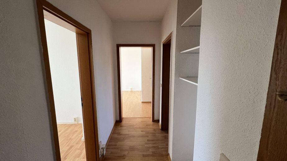sonnige 3-Raum-Wohnung/Balkon mit Laminat und Einbauküche – Flur