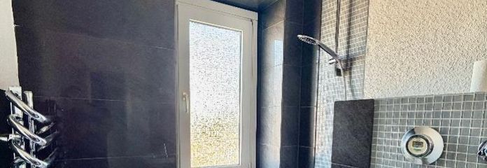 Tout en haut, votre appartement de deux pièces avec salle de bains complète et cuisine
