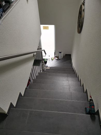 Steintreppe ins Obergeschoss