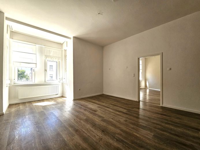 Sanierter Altbau! 3-Zi-Wohnung mit Balkon im 1.OG im beliebtem Martinsviertel – Wohnzimmer Bild 1