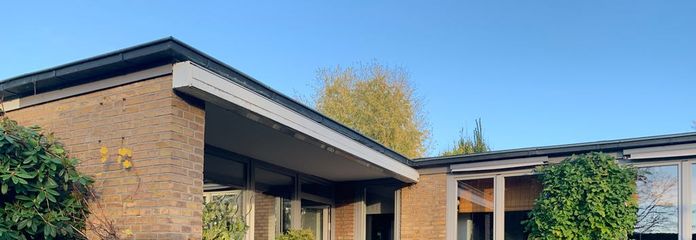 Modernisierter Winkel-Reihenbungalow mit uneinsehbaren Grundstück – Blick auf Bungalow vom Garten