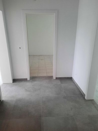 freshly renovated apartment with balcony in well-maintained 6-family/semi-detached house in Dortmund-Sölde – Diele 