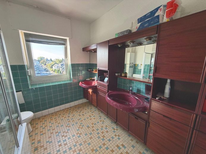 Nach WEG aufgeteiltes MFH, 4 Wohneinheiten, 2 vermietet, 1 frisch renoviert – 2.OG - Badezimmer