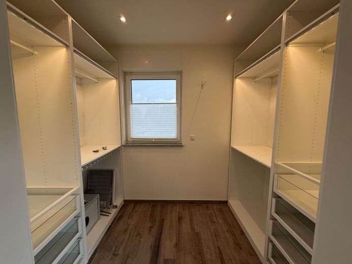 Provisionsfreies Traumhaftes Penthouse mit privater Dachterrasse und Fahrstuhl direkt in die Wohnung – Kleiderschrank