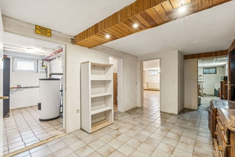 Großes Einfamilienhaus mit Einliegerwohnung, Garage, Carport, Keller und Kamin – KG Flur