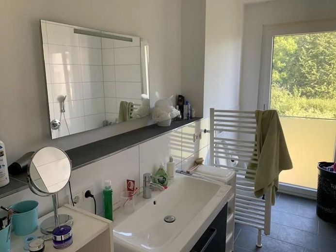 Lujo junto al lago Probstsee: 3,5 hab., cocina equipada, vestidor, garaje subterráneo | 7 min de Patch Barracks – Master bathroom