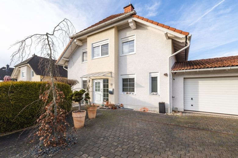 Einfamilienhaus mit Einliegerwohnung, Doppelgarage und Garten. Willkommen in Horhausen! – Einfahrt zur Garage