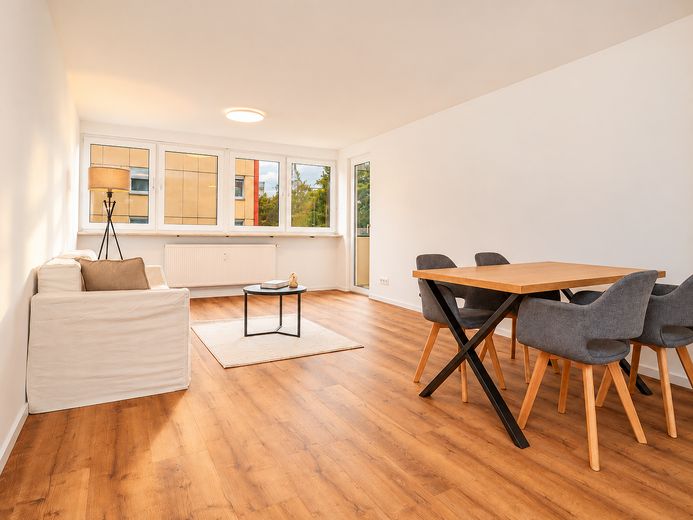 Neu sanierte 3 Zimmer Wohnung in Röthenbach – Loggia, Aufzug, keine Käuferprovision – Wohn & Essbereich
