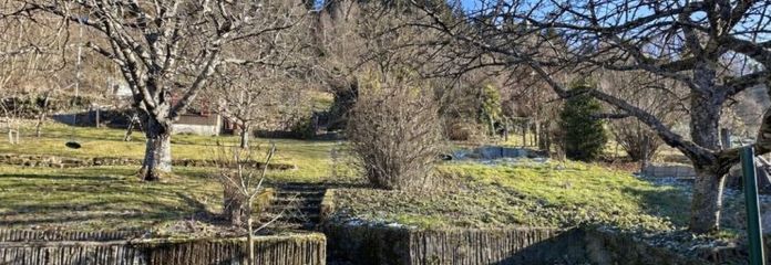 Величезна та наповнена світлом дворівнева квартира з садом
