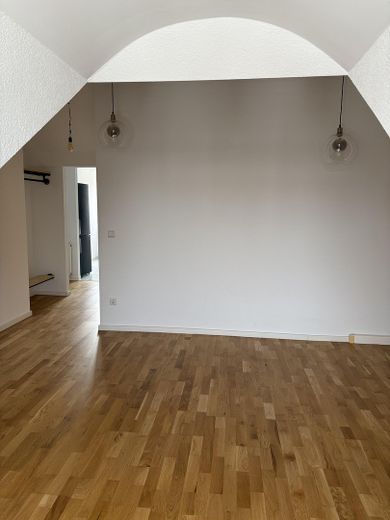 Popüler Nordend'de yenilenmiş 2 odalı daire! – Wohnzimmer Ansicht 2
