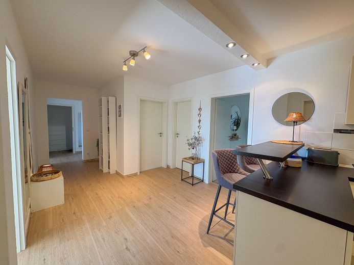Provisionsfrei - Wohnen wie im eigenen Haus: 120m² mit Garten, Traum-Weitblick & Wellness-Faktor – Flur