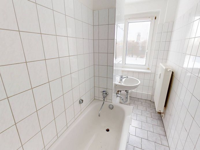 Move in now and receive 3 net cold rents as a gift*: Spacious 3-room apartment with bathtub – Ansicht I: Bad