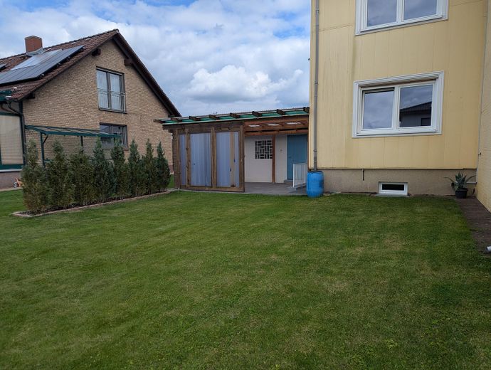 2 yaşam alanı, bahçe ve aile için bolca alan sunan geniş iki ailelik ev – Garten mit Wintergarten