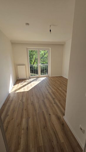 Appartamento ristrutturato di 3 locali con loggia in una tranquilla strada senza uscita di Amburgo-Schnelsen – Schlafzimmer