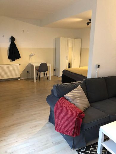 1,5-Zimmer-Wohnung in Innenstadtlage mit Abstellraum – Wohnzimmer/ Schlafzimmer